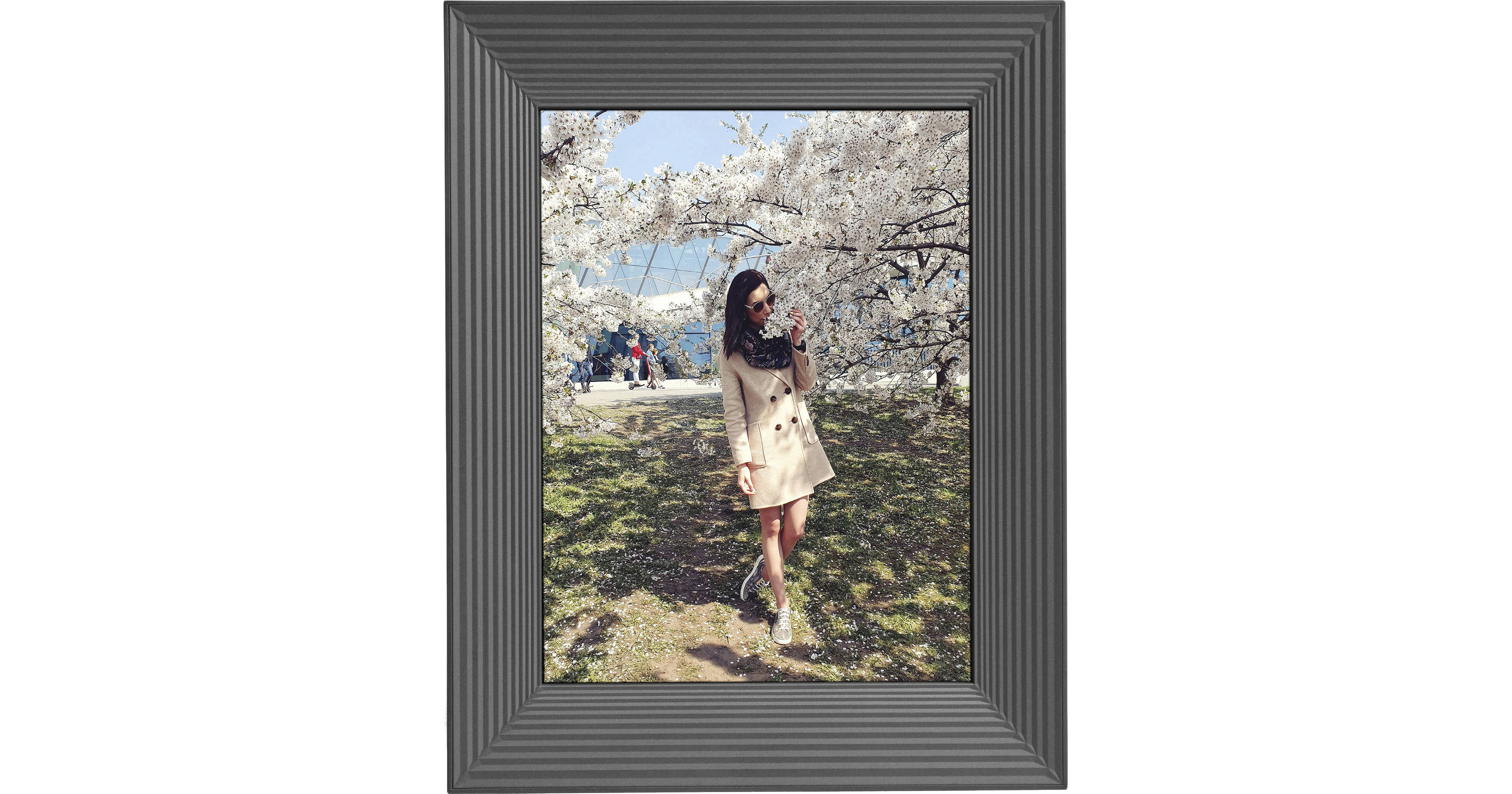 aura-is-the-modern-digital-picture-frame-that-makes-your-photos-into