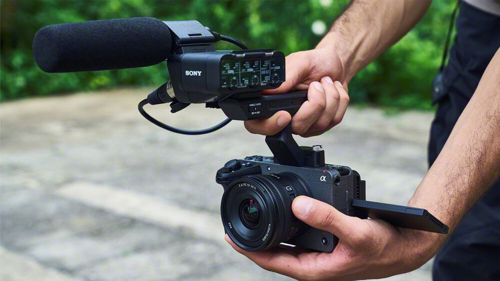 Sony FX30 en uso con la unidad de asa XLR