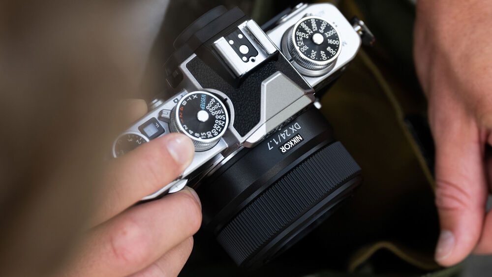 Objectif Nikon NIKKOR Z DX 24 mm f/1.7 dans un sac