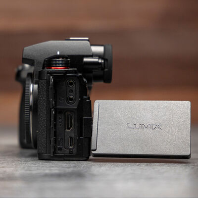 Lado de la cámara sin espejo Panasonic Lumix S5 II
