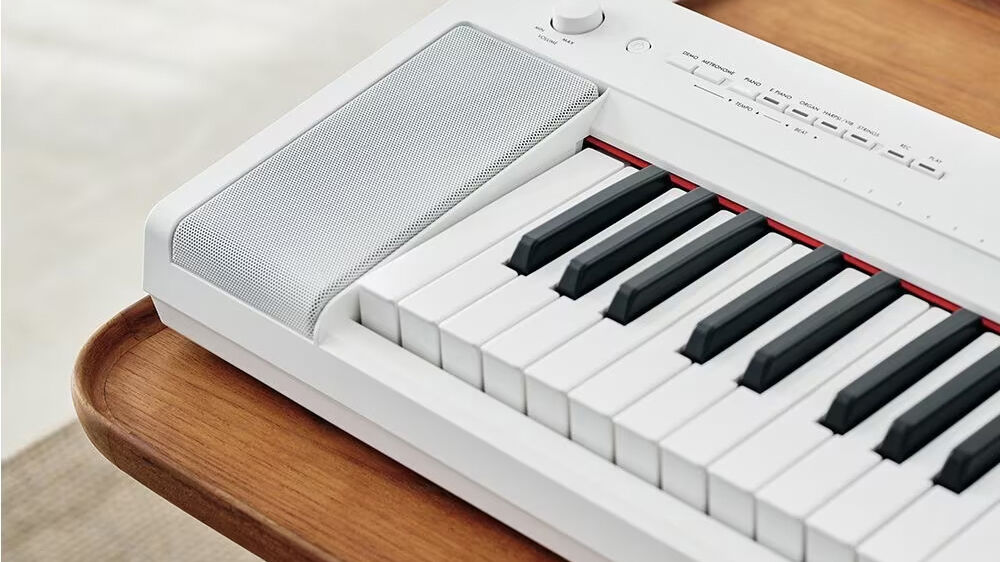 Yamaha NP-35 Piaggero 76-Key Portable Digital Piano (White)